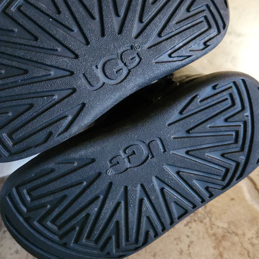 UGG Black Leather Boots with Shearling Toddler Size 4/5 - Picture 5 of 11